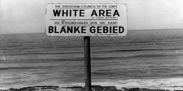 Placa que indicava área restrita aos brancos na África do Sul durante o regime do apartheid (foto: https://www.internationalinside.com)
