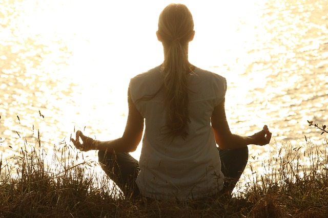 Como meditar pode ser benéfico para seu corpo e sua mente